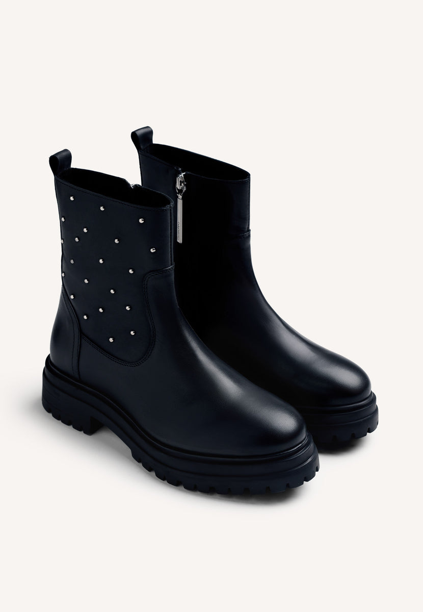 BOTINS PRETOS DE COURO COM TACHAS