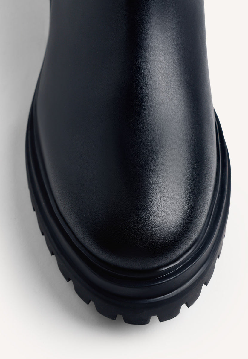 BOTINS PRETOS DE COURO COM TACHAS