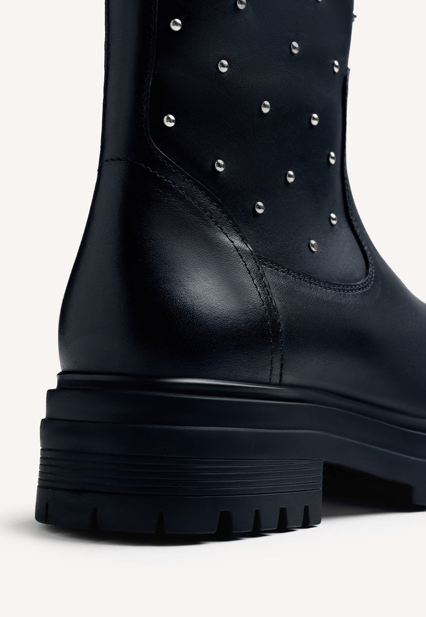 BOTINS PRETOS DE COURO COM TACHAS