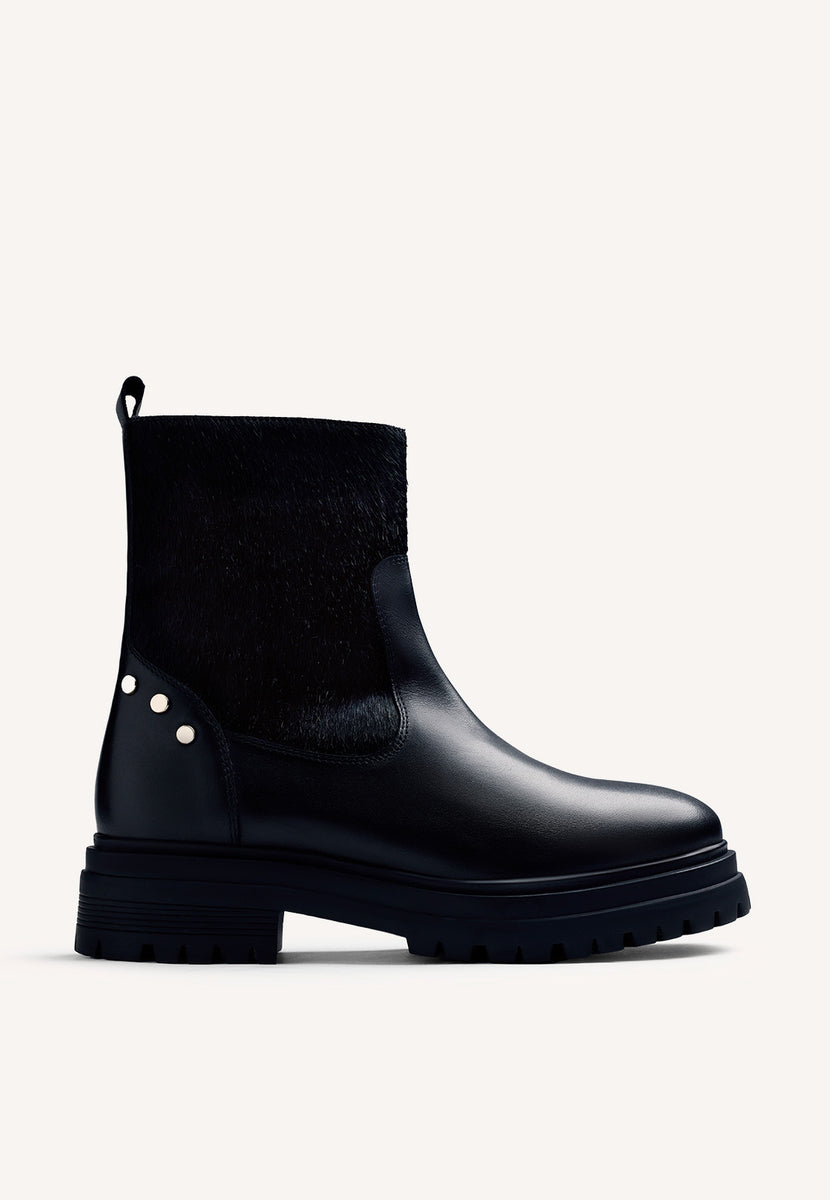 BOTAS PRETAS DE COURO COM TACHAS