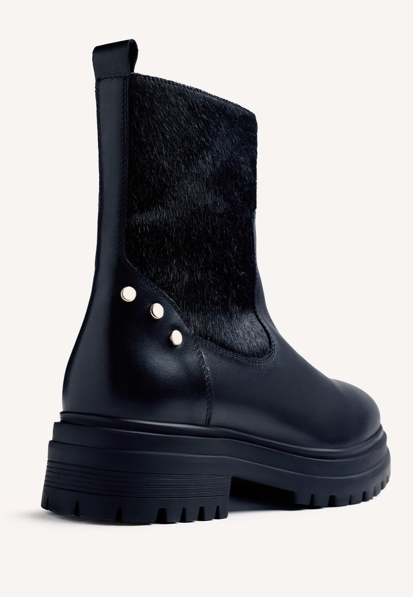 BOTAS PRETAS DE COURO COM TACHAS