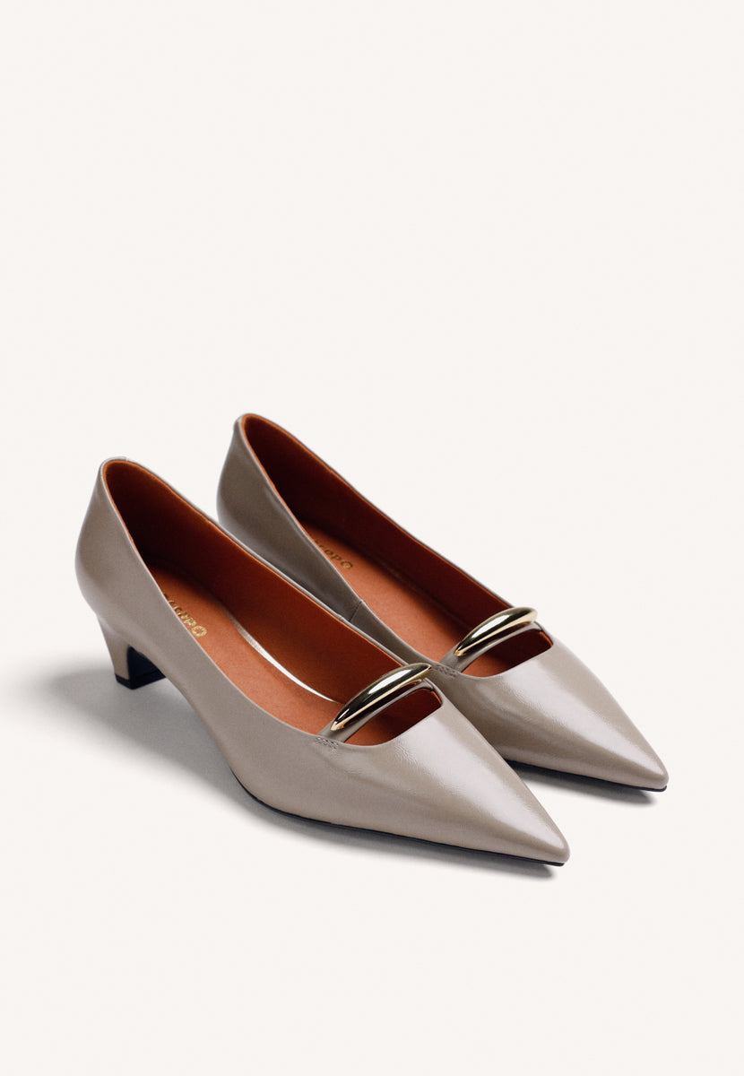 SCARPE CON TACCO TAUPE EFFETTO VERNICE