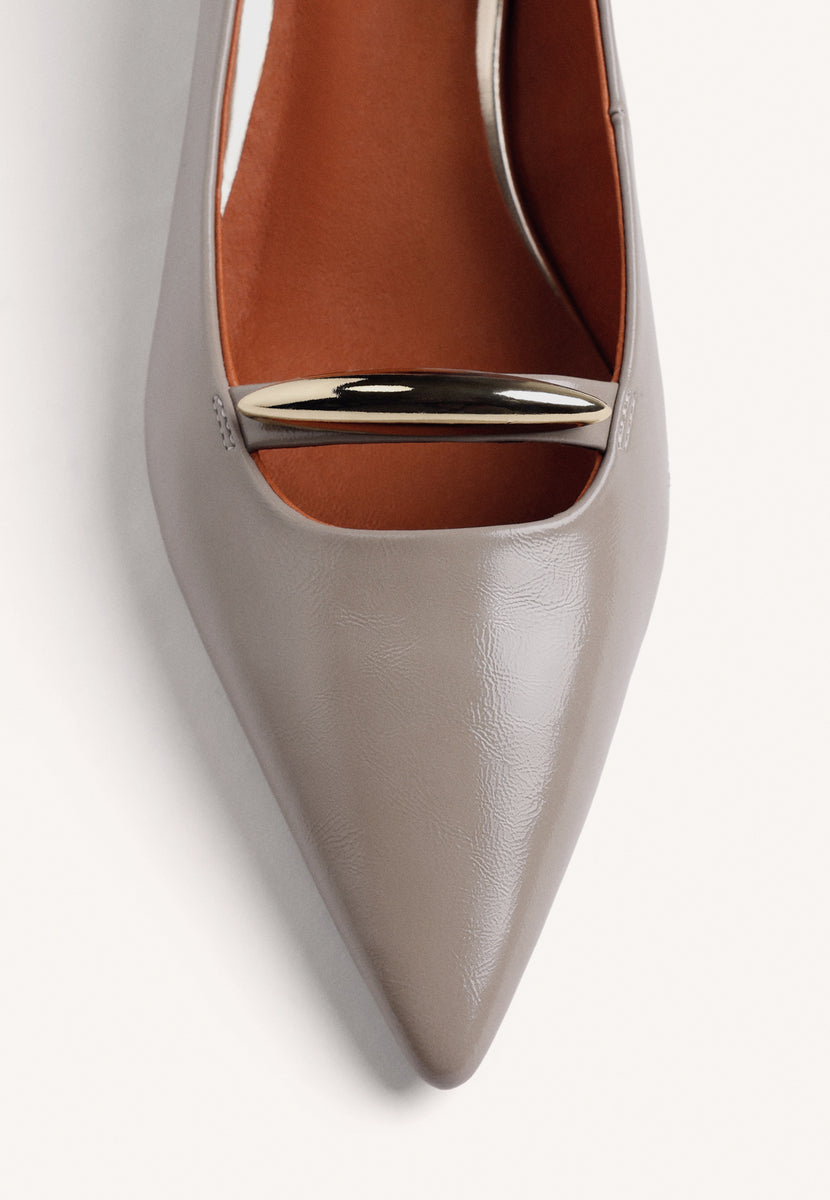 SCARPE CON TACCO TAUPE EFFETTO VERNICE