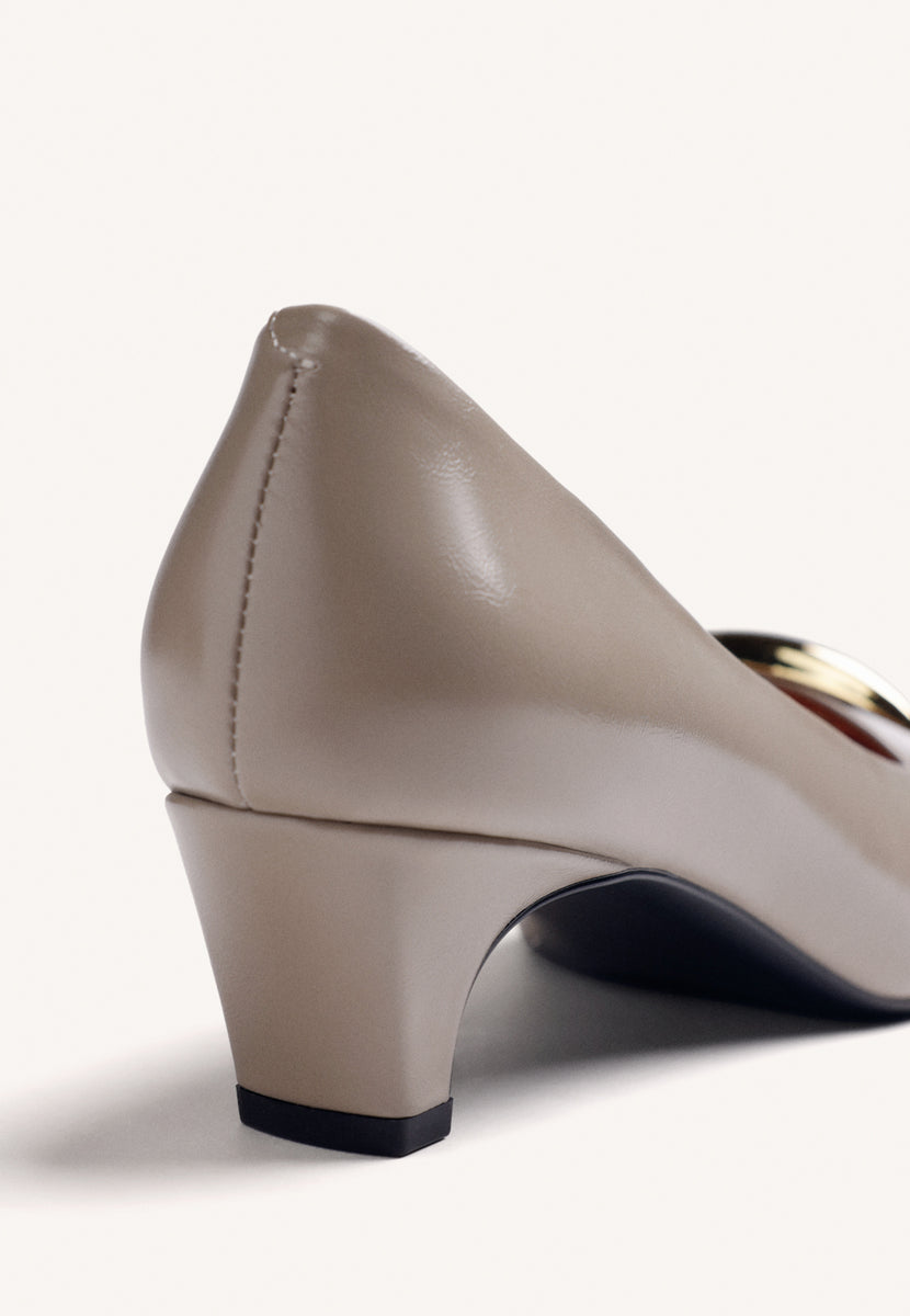 SCARPE CON TACCO TAUPE EFFETTO VERNICE