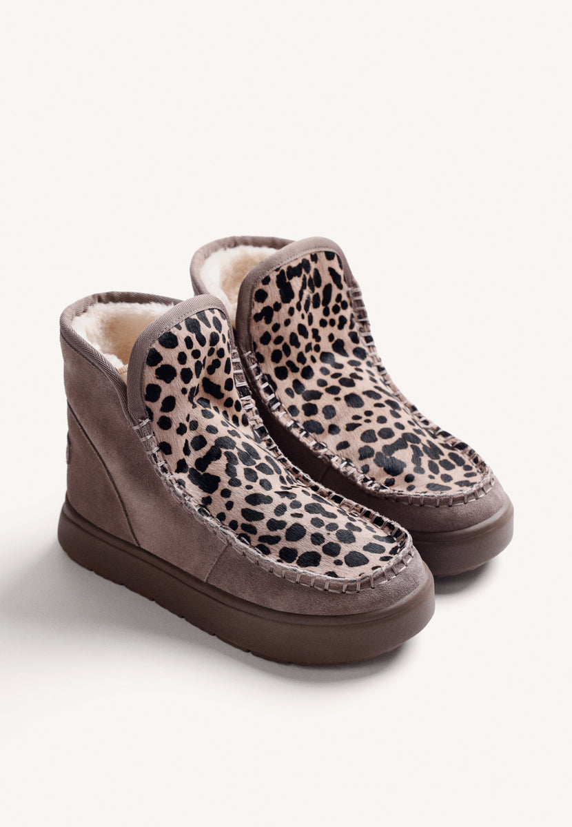 BOTAS AUSTRALIANAS TAUPE EM PELE COM ESTAMPA ANIMAL