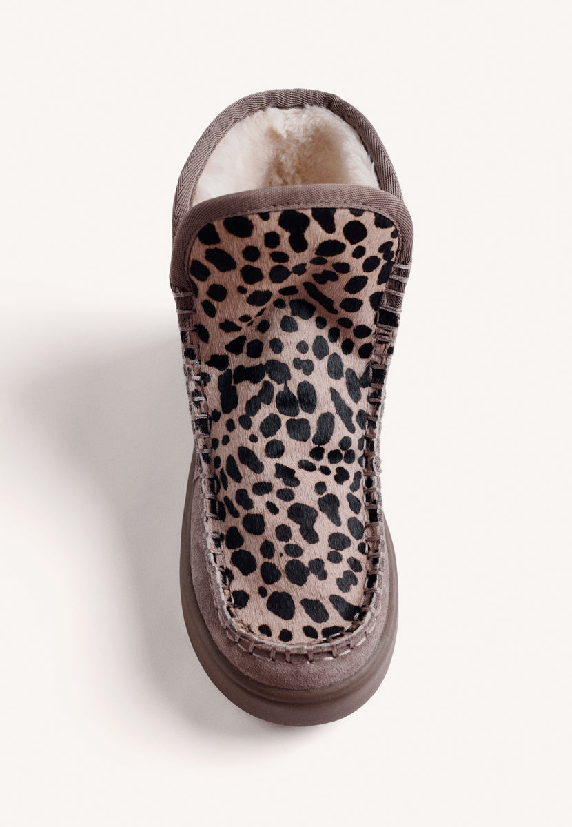 BOTAS AUSTRALIANAS TAUPE EM PELE COM ESTAMPA ANIMAL