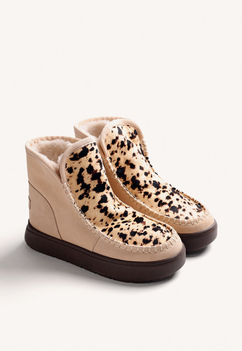 BOTAS AUSTRALIANAS BEGE EM PELE COM ESTAMPA ANIMAL