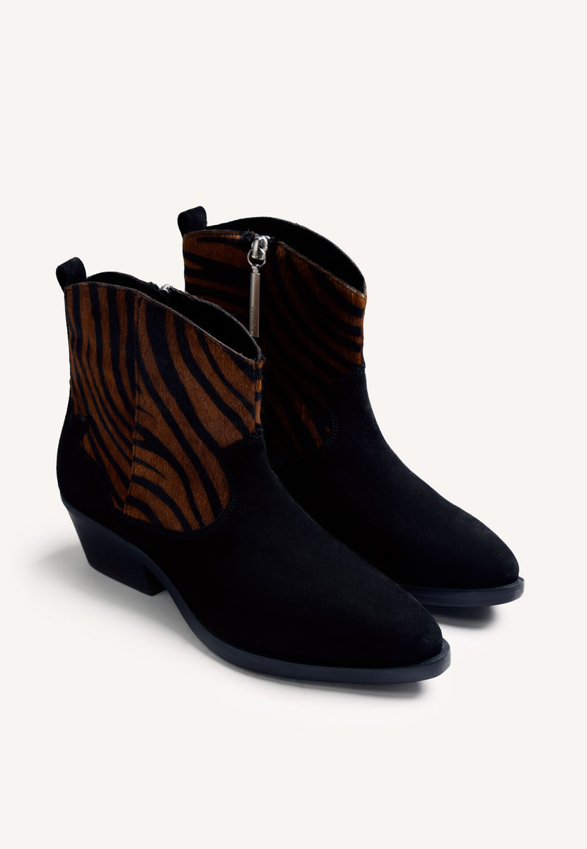 BOTINS DE PELE COM ESTAMPA ANIMAL