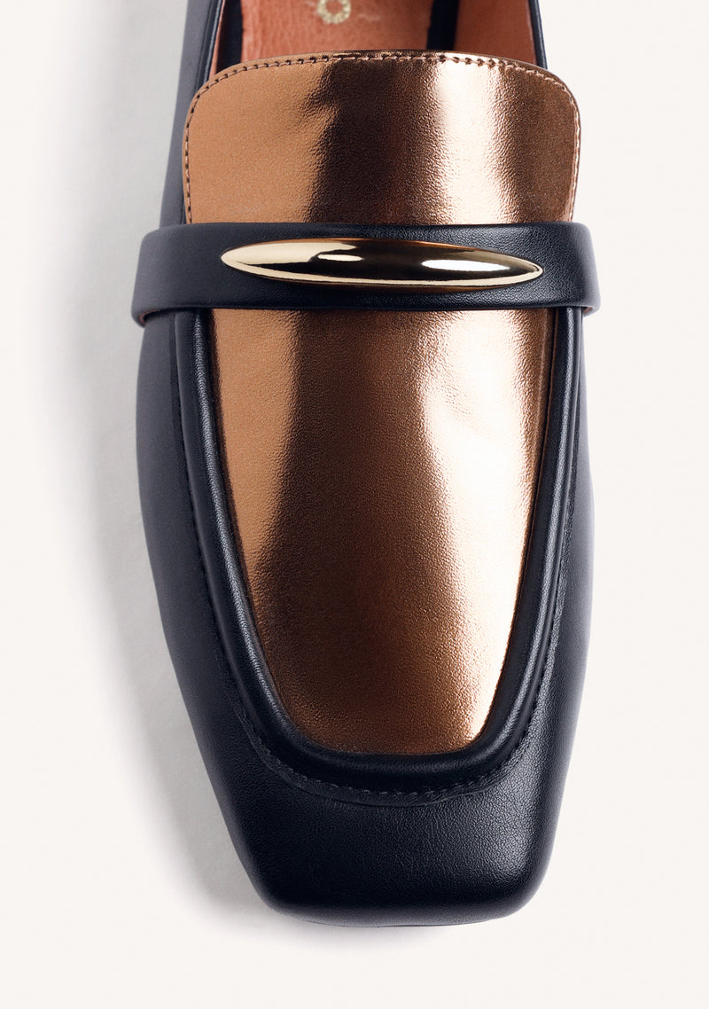 BLACK LEATHER LOAFERS WITH CONTRAST DETAILS