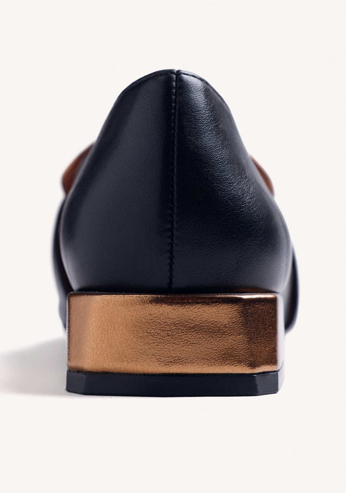 BLACK LEATHER LOAFERS WITH CONTRAST DETAILS