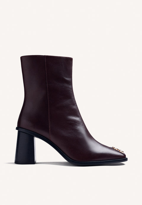 BOTINS BORDÔ EM COURO COM TACHAS