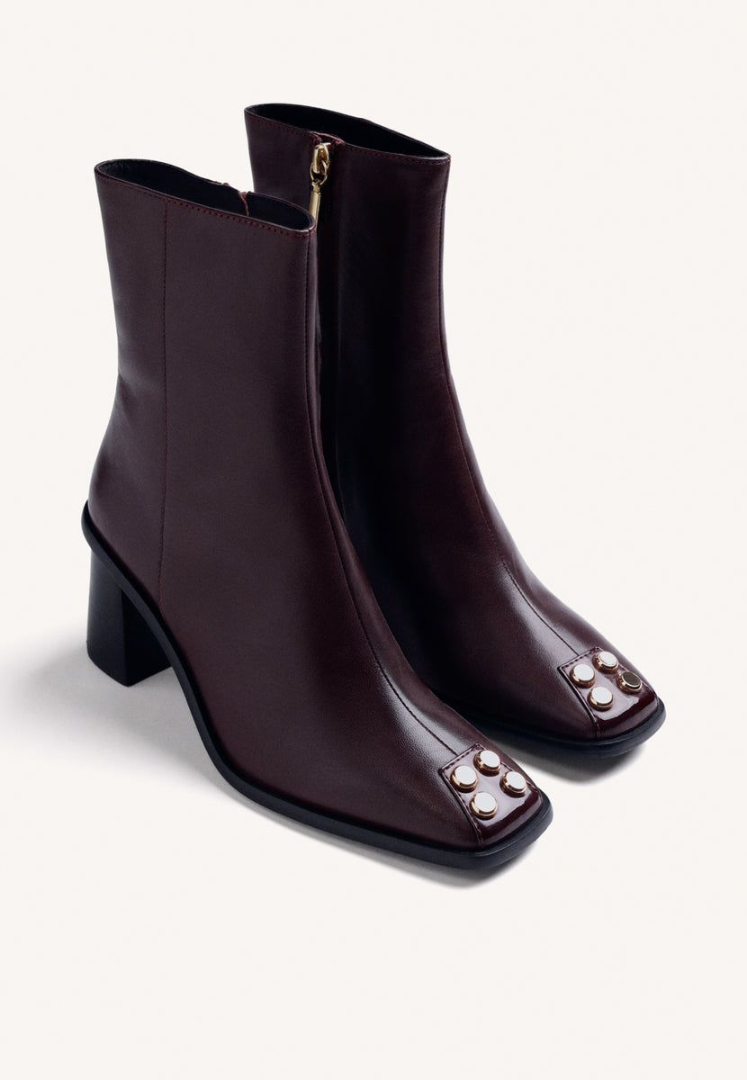 BOTINS BORDÔ EM COURO COM TACHAS