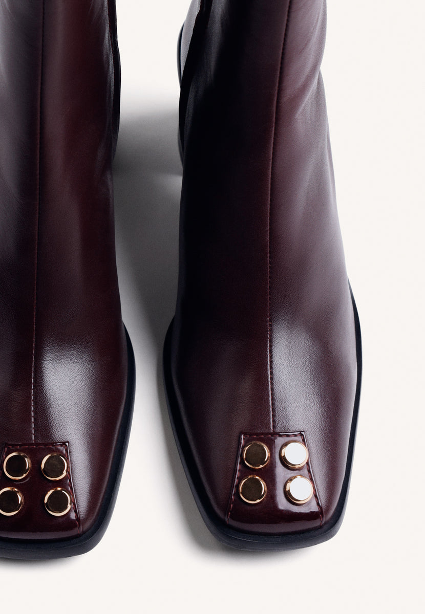 BOTINS BORDÔ EM COURO COM TACHAS