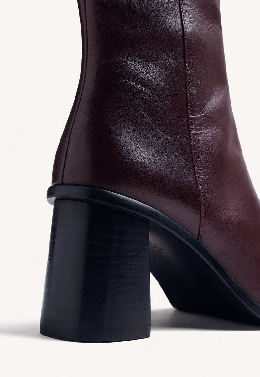 BOTINS BORDÔ EM COURO COM TACHAS
