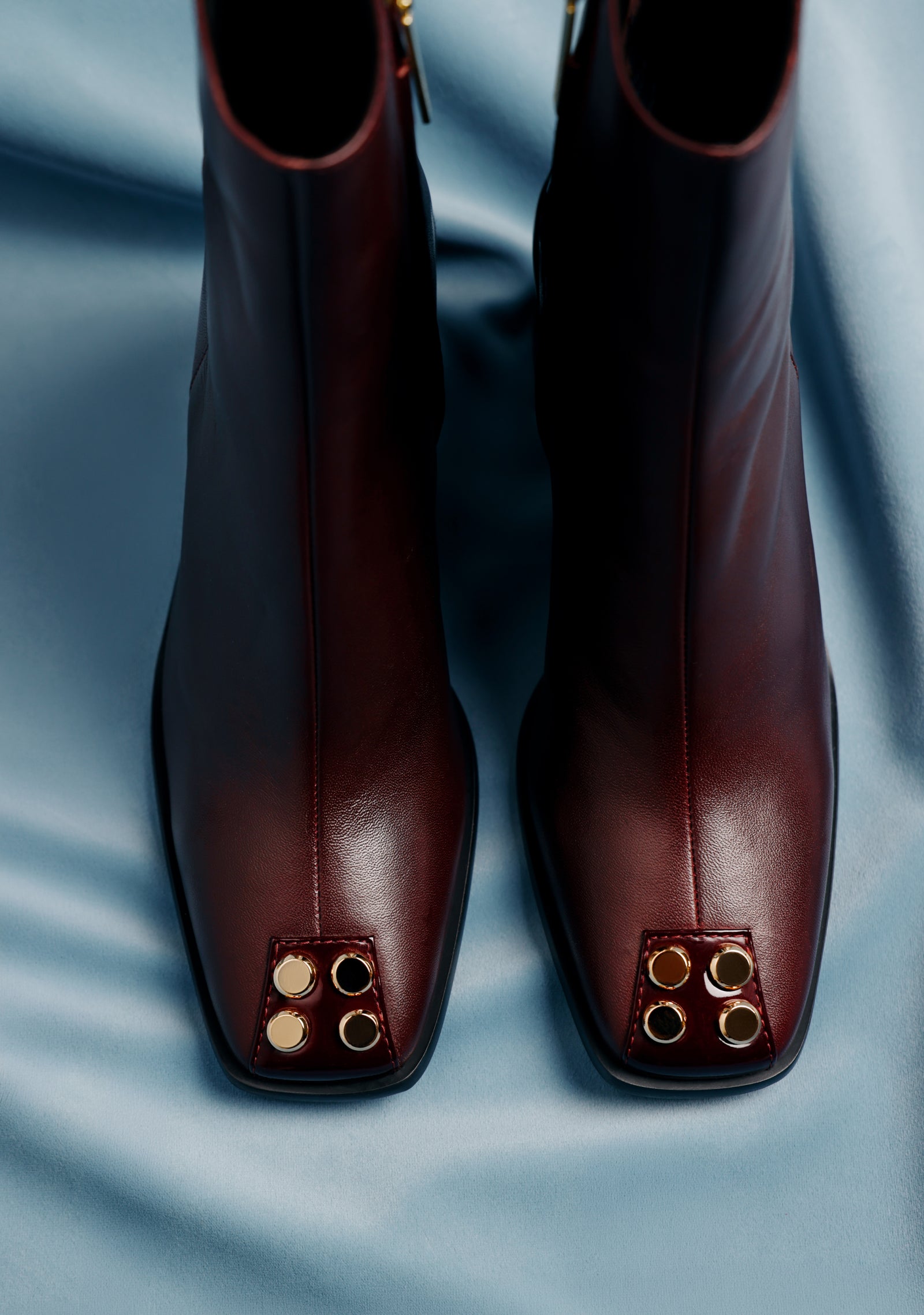 BOTTINES BORDEAUX EN CUIR AVEC CLous