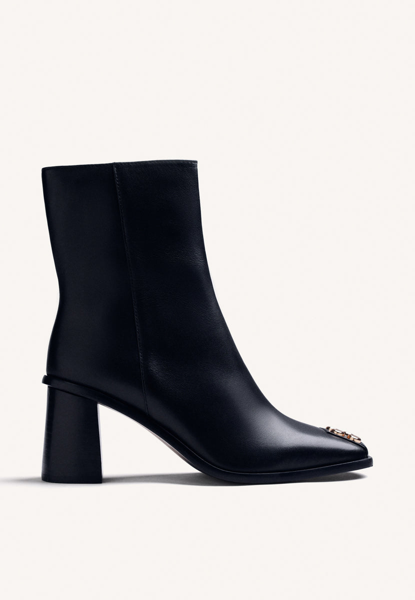 BOTINS PRETOS DE COURO COM TACHAS