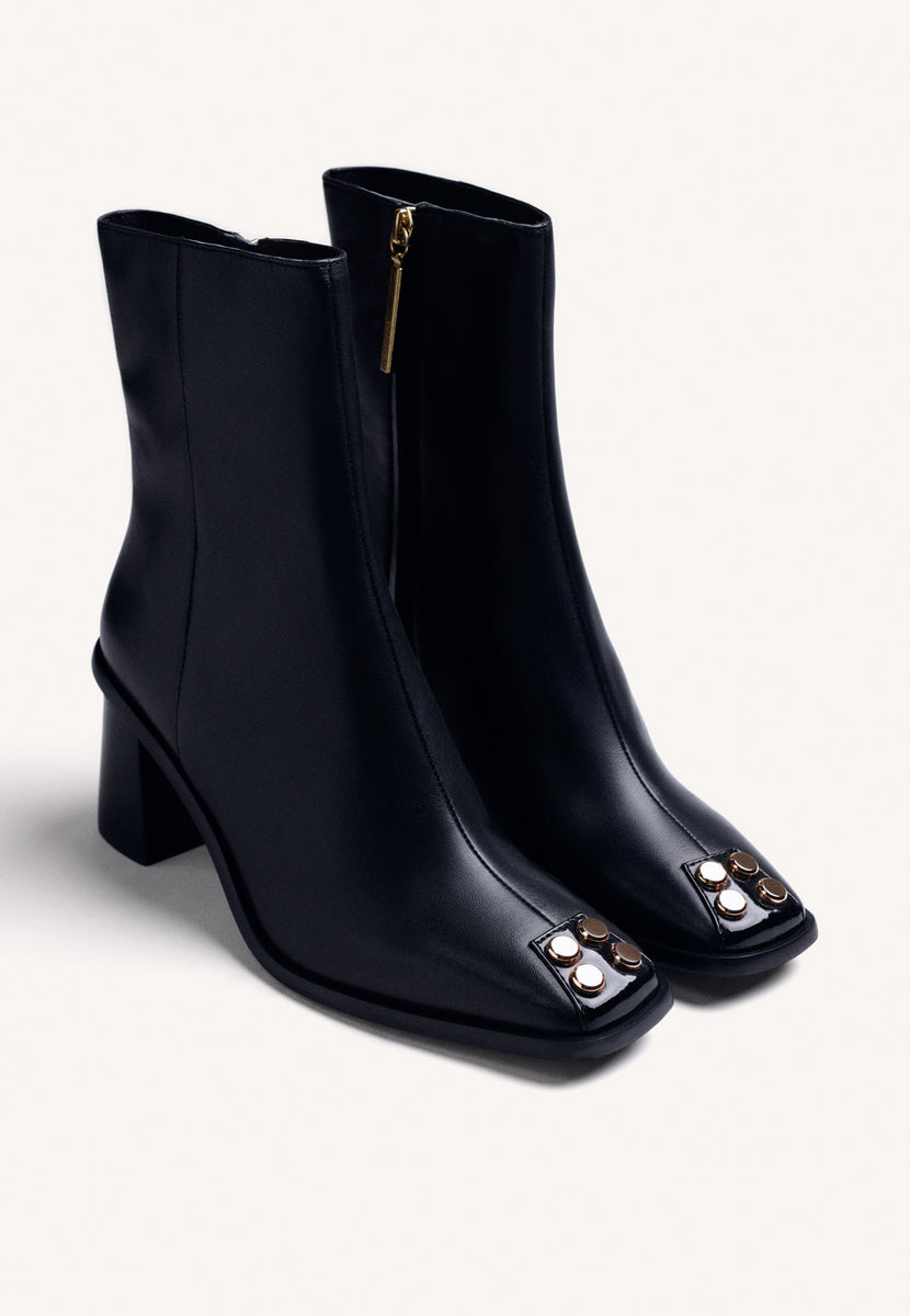 BOTINS PRETOS DE COURO COM TACHAS
