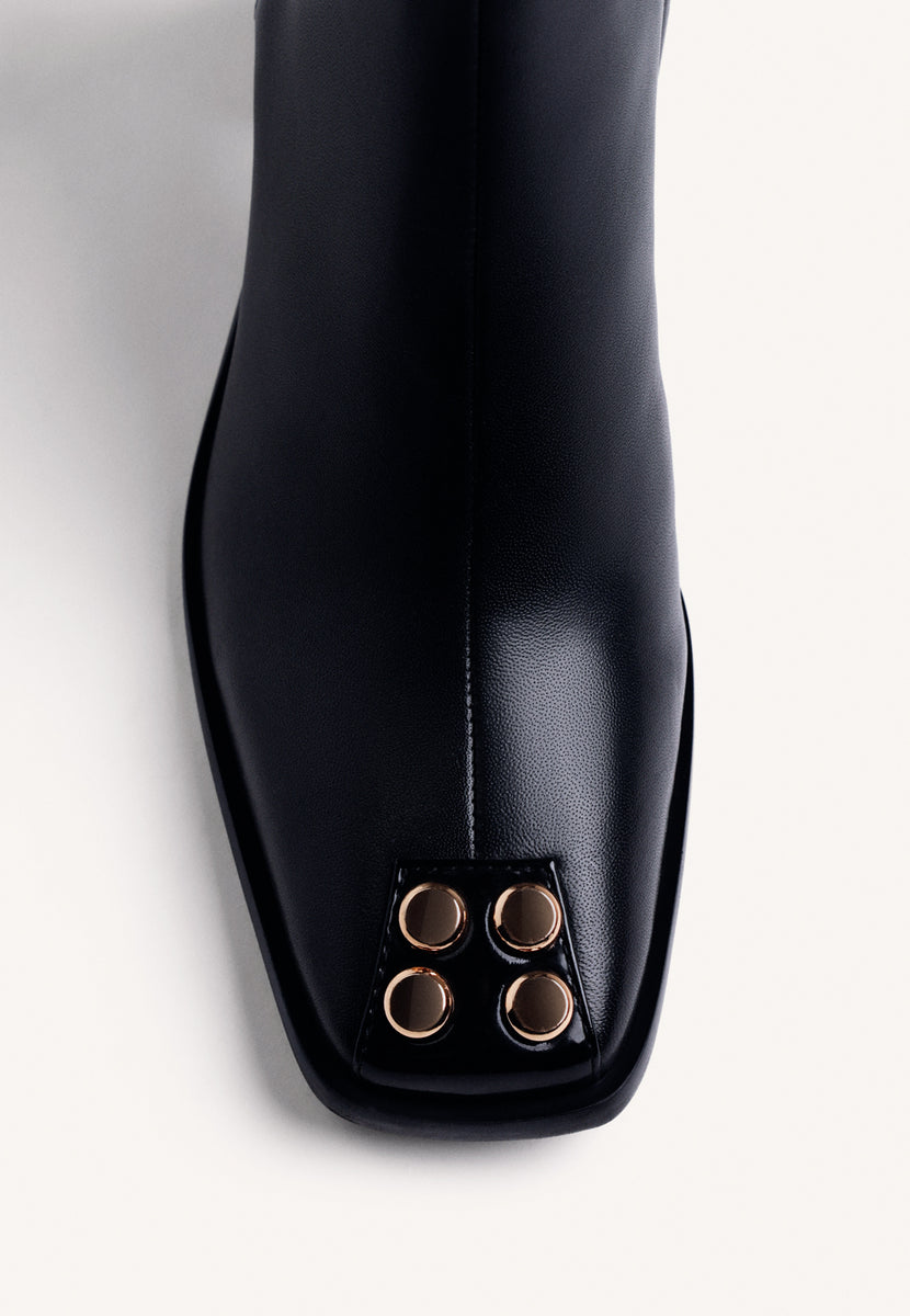 BOTINS PRETOS DE COURO COM TACHAS