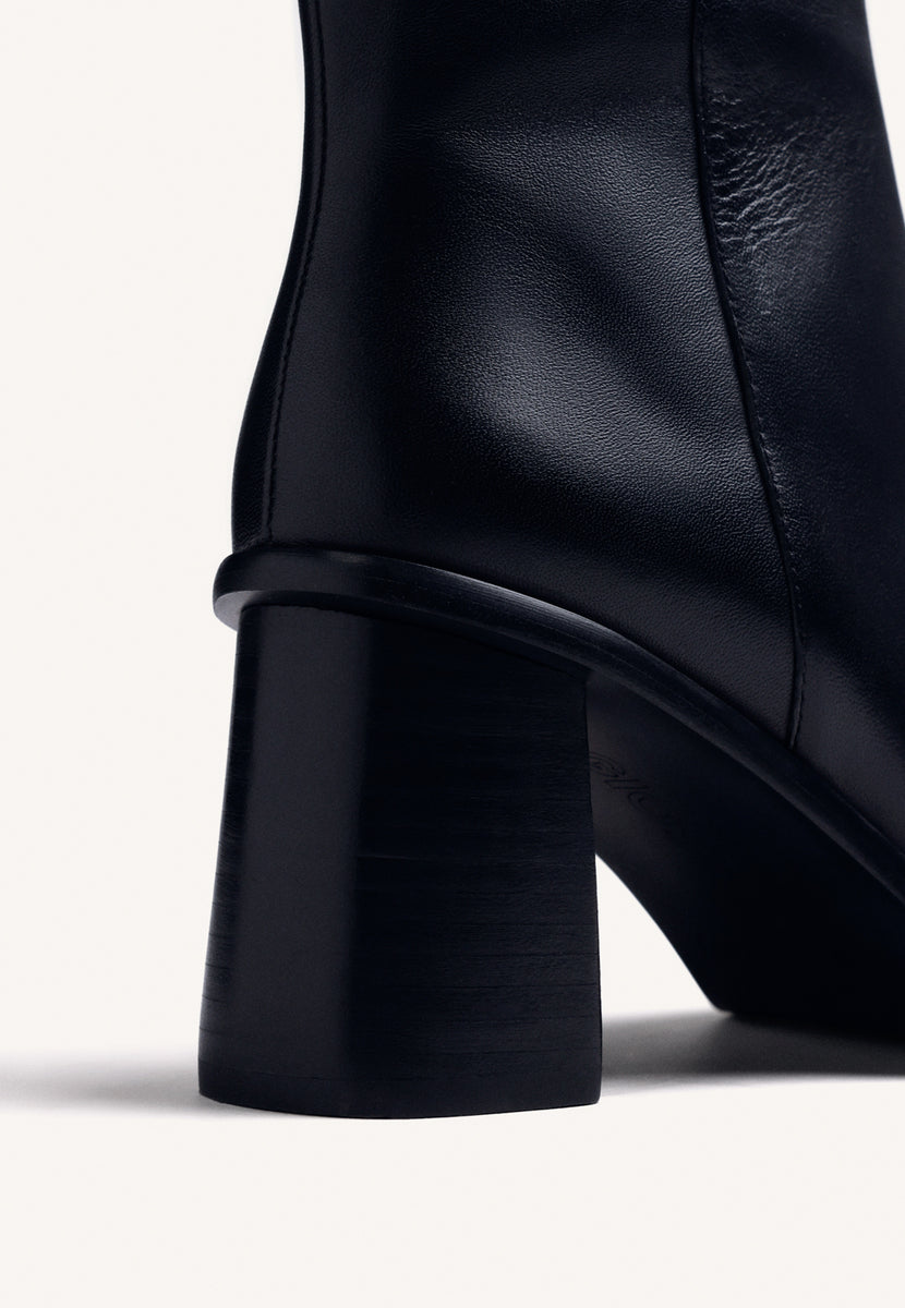 BOTINS PRETOS DE COURO COM TACHAS