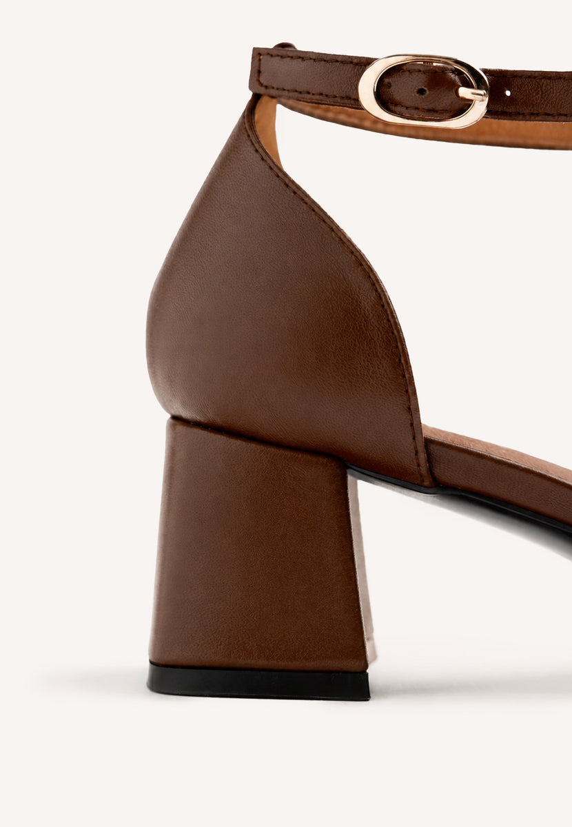 SCARPE TACCO MARRONI CON BORCHIE