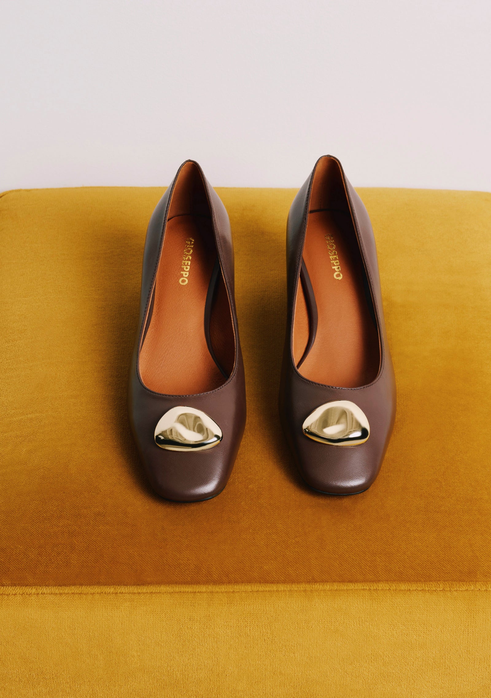 BROWN HEEL SHOES WITH JEWEL