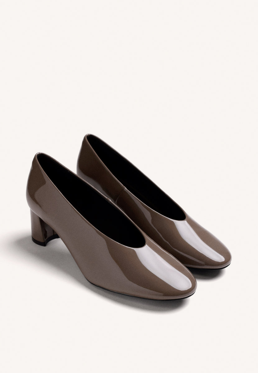 SCARPE CON TACCO TAUPE EFFETTO VERNICE