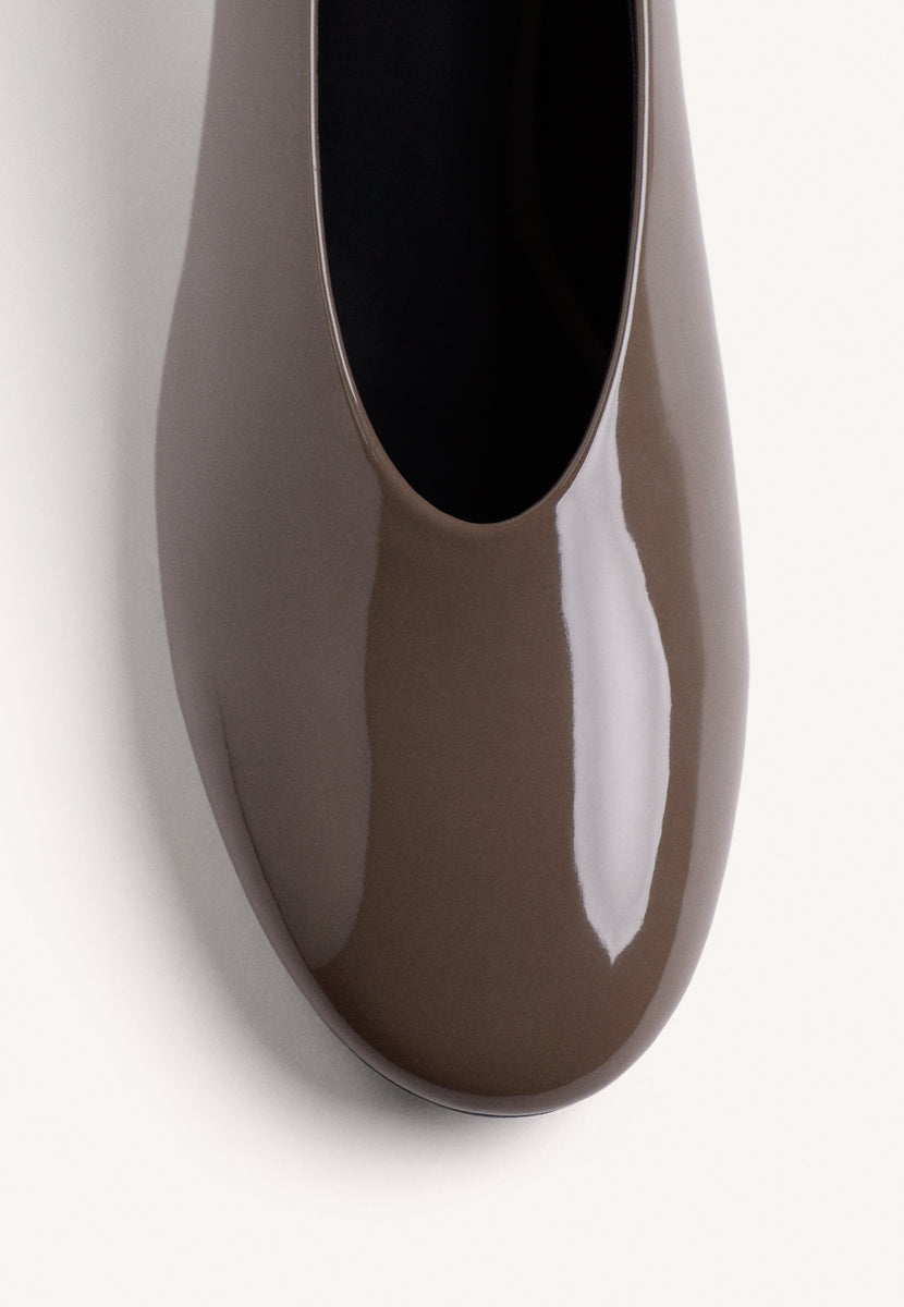 SCARPE CON TACCO TAUPE EFFETTO VERNICE