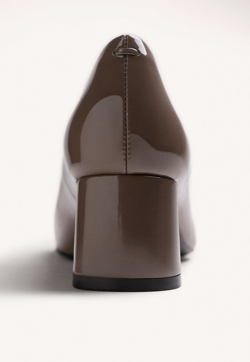 SCARPE CON TACCO TAUPE EFFETTO VERNICE