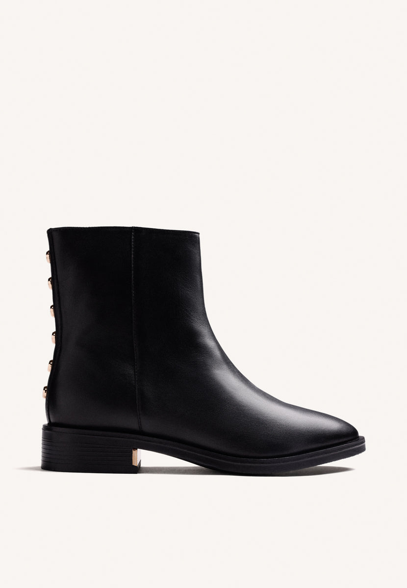 BOTINS PRETOS DE COURO COM TACHAS