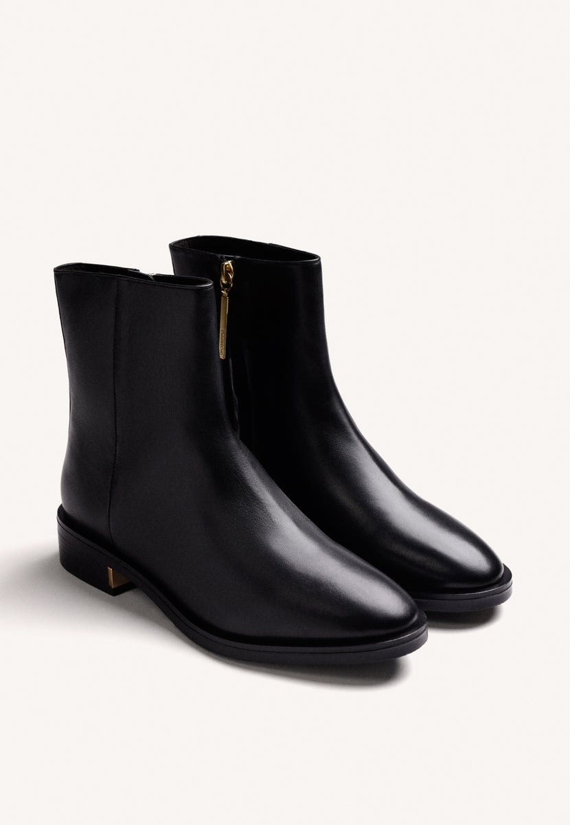BOTINS PRETOS DE COURO COM TACHAS