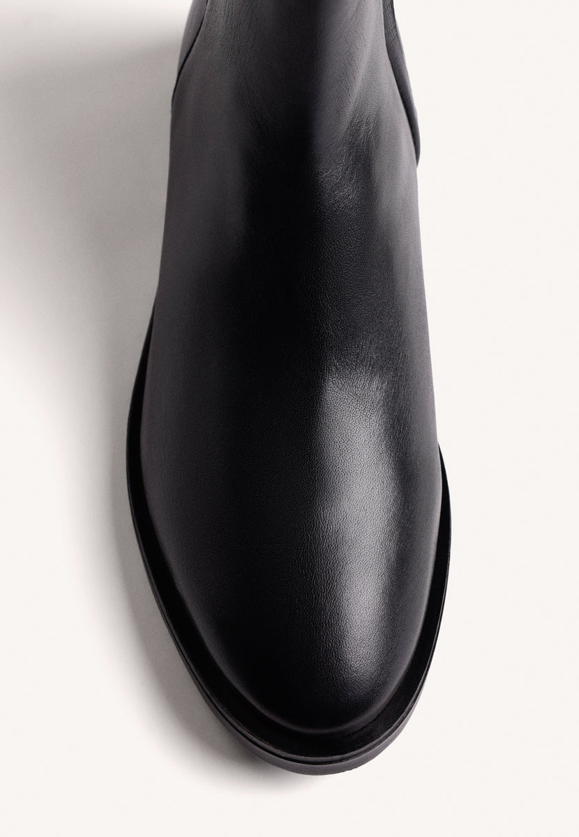 BOTINS PRETOS DE COURO COM TACHAS