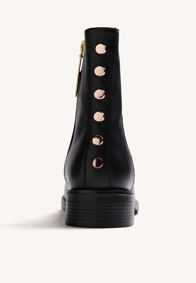 BOTINS PRETOS DE COURO COM TACHAS