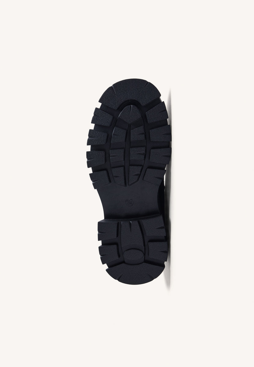 MOCASSINS PRETOS COM TACHAS