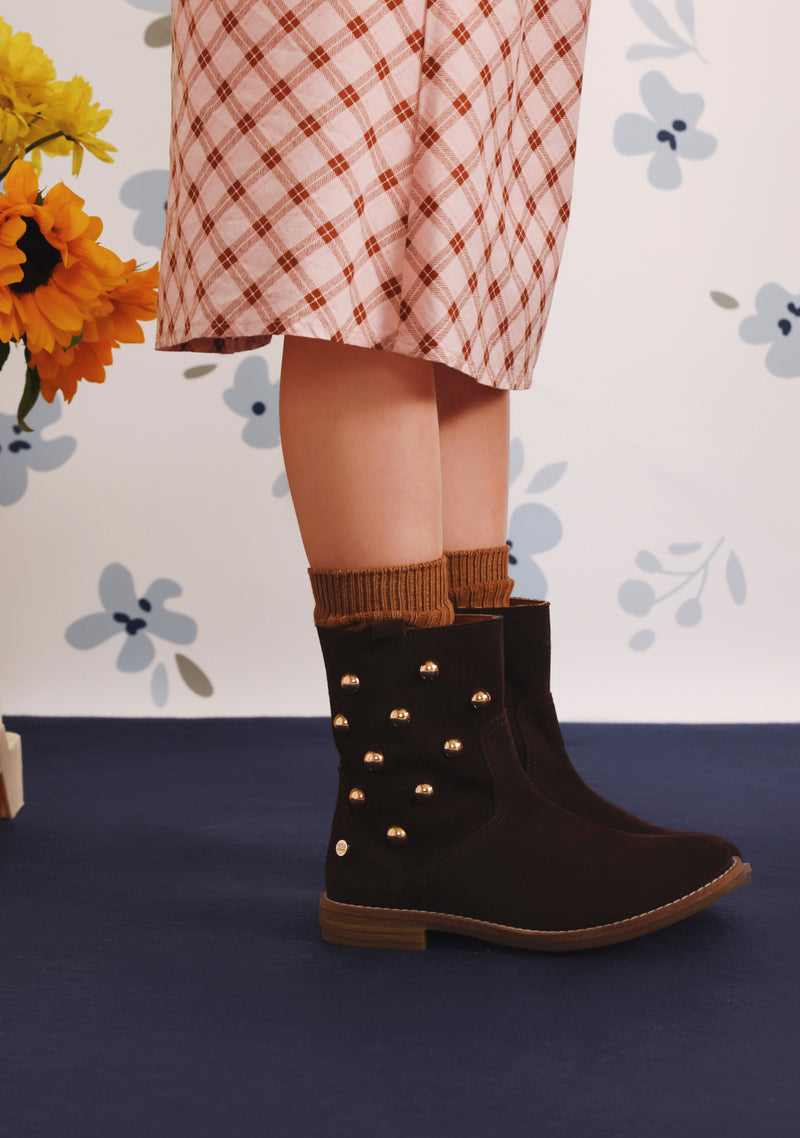 BOTINES CHOCOLATE PIEL TACHUELAS