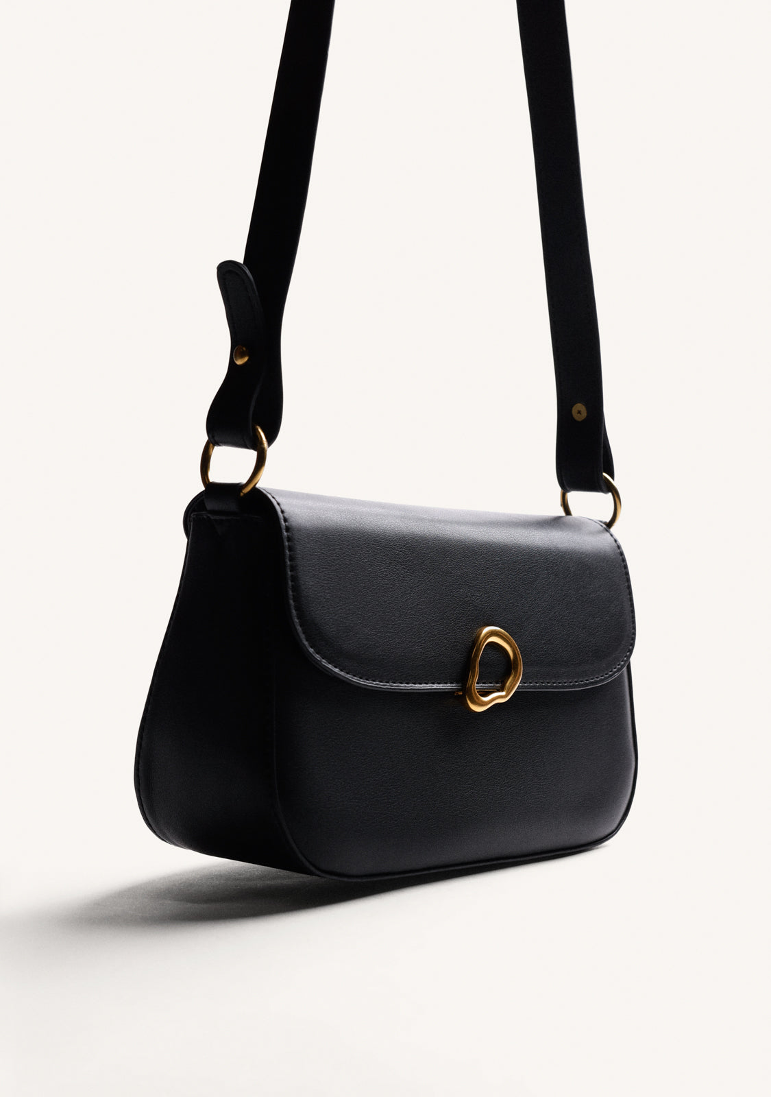 BOLSO BANDOLERA NEGRO HEBILLA