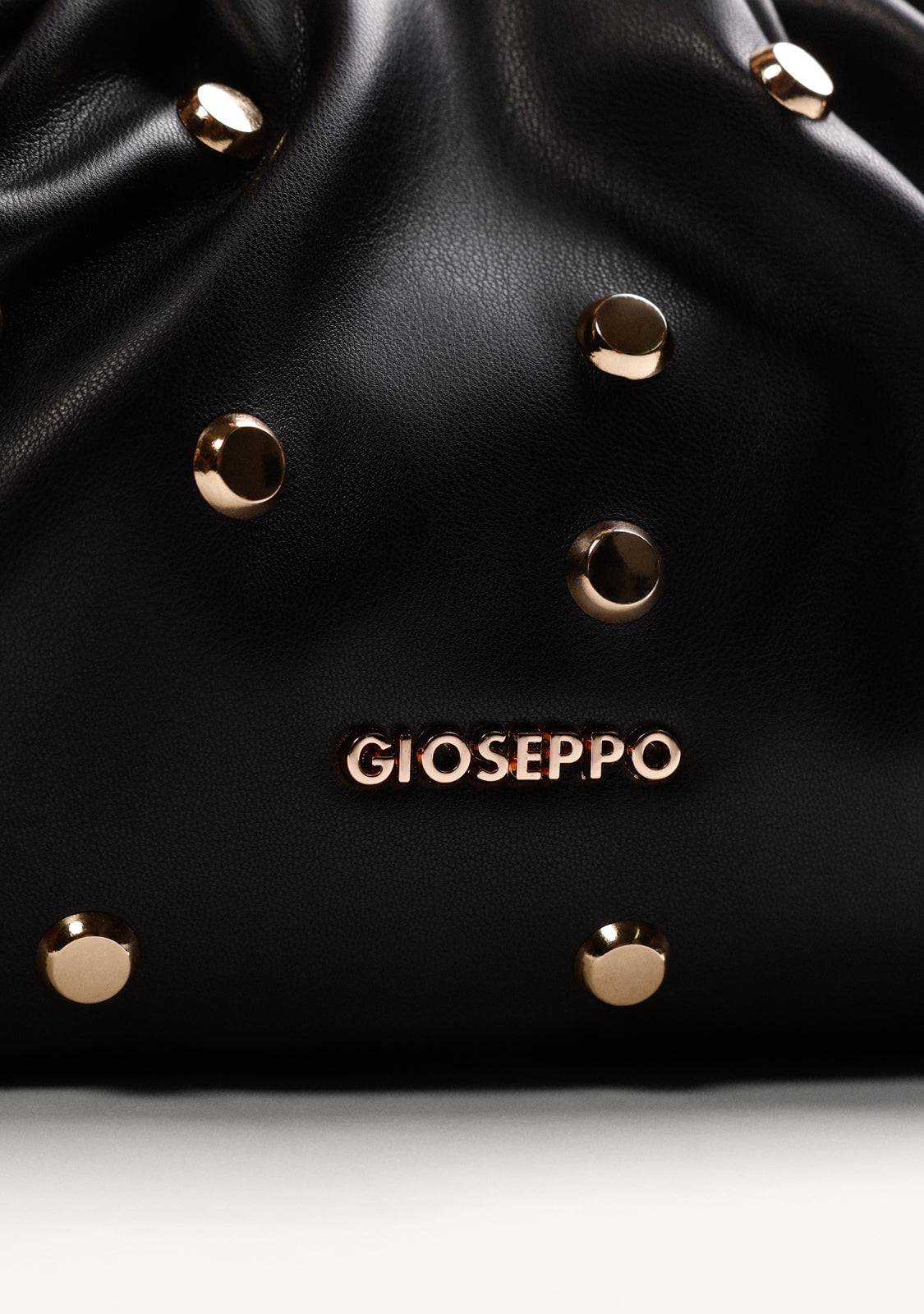 BOLSO BANDOLERA NEGRO EFECTO ARRUGADO TACHAS