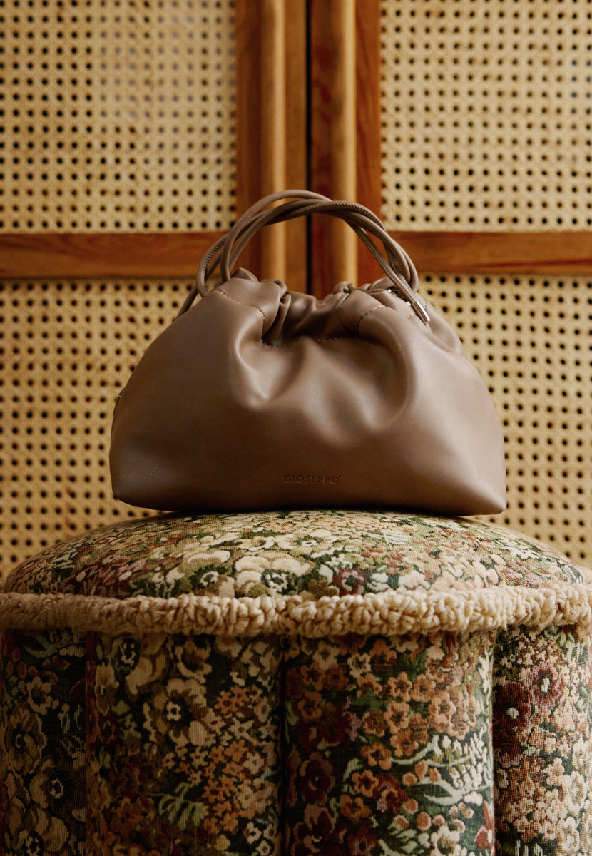 BOLSA TIPO BUCKET TAUPE