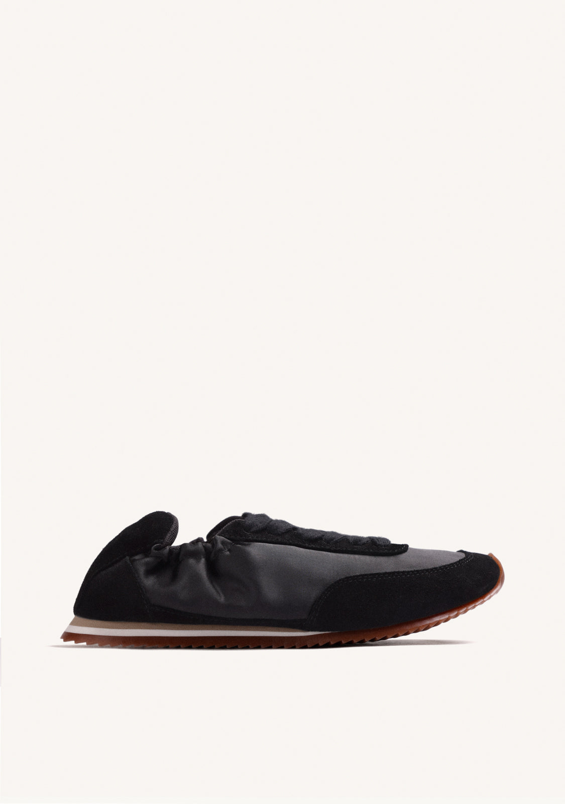ZAPATILLAS NEGRAS PIEL Y SATÉN