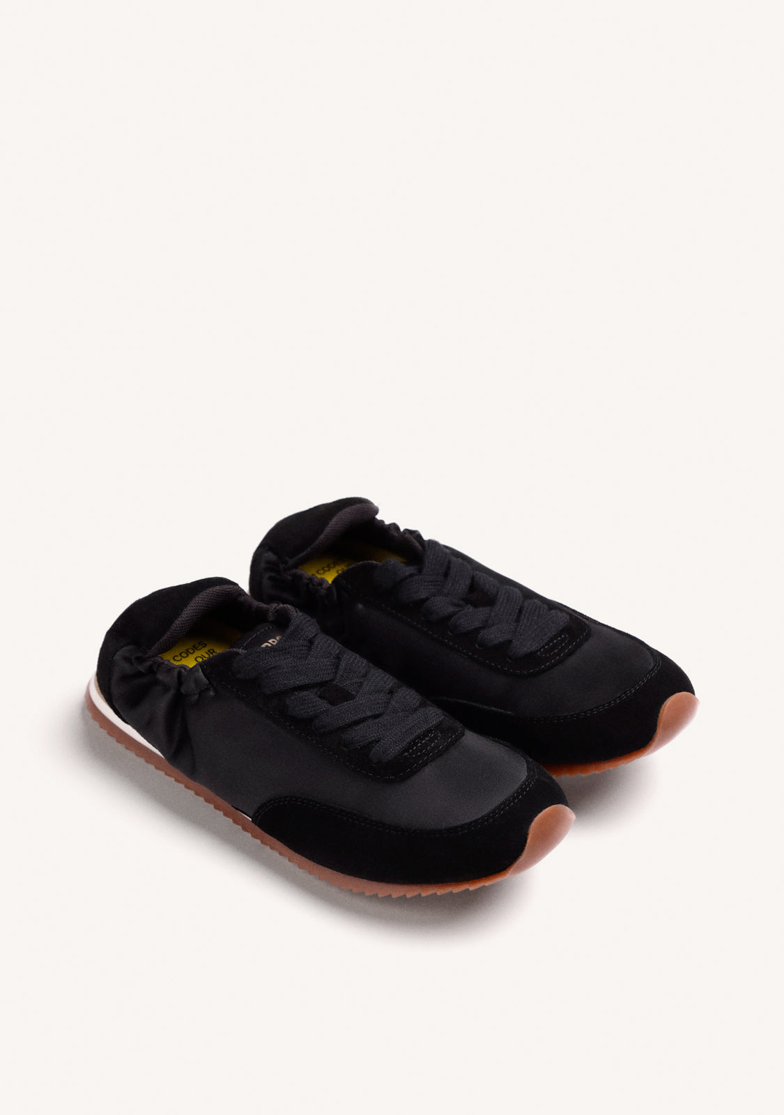 ZAPATILLAS NEGRAS PIEL Y SATÉN