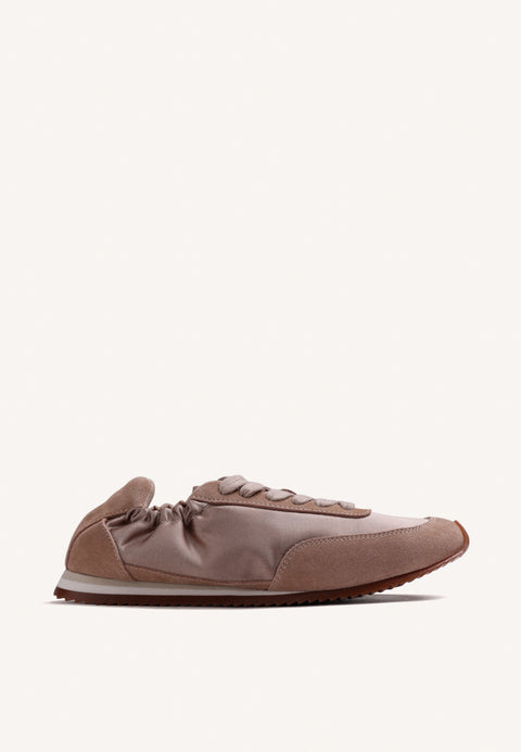 BASKETS TAUPE EN CUIR ET SATIN