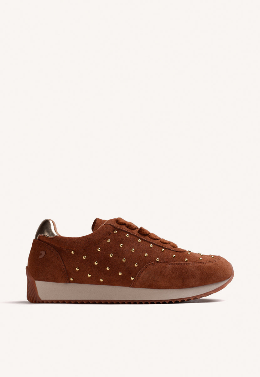 BASKETS MARRON AVEC CLOUS