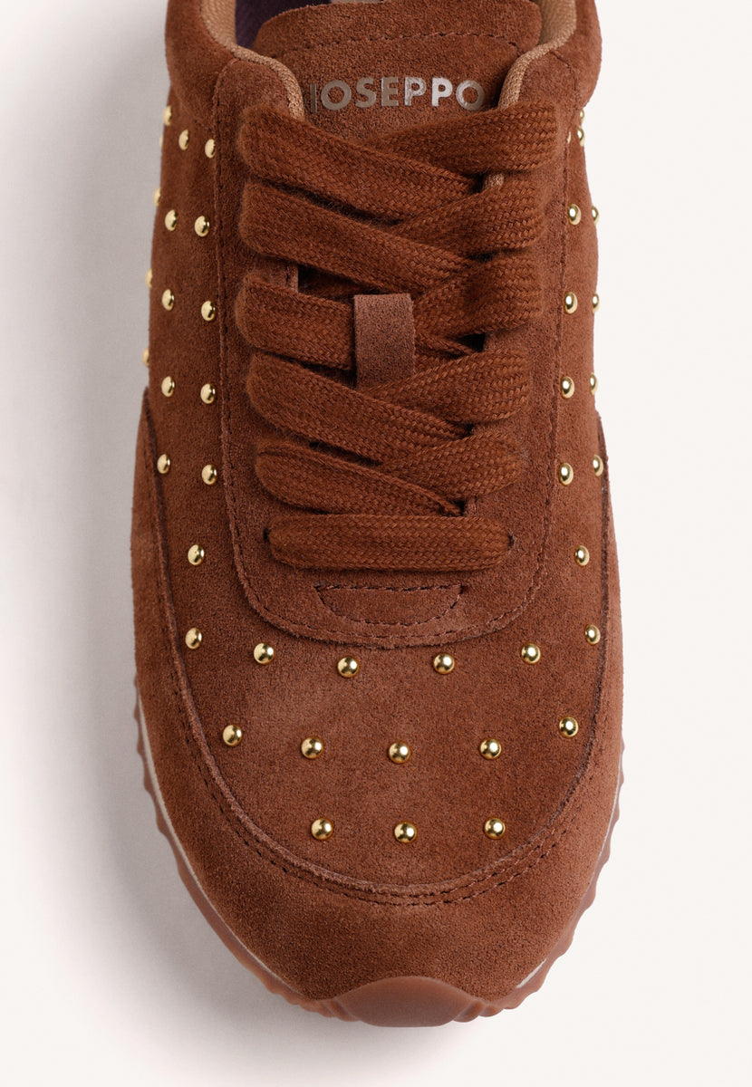BASKETS MARRON AVEC CLOUS
