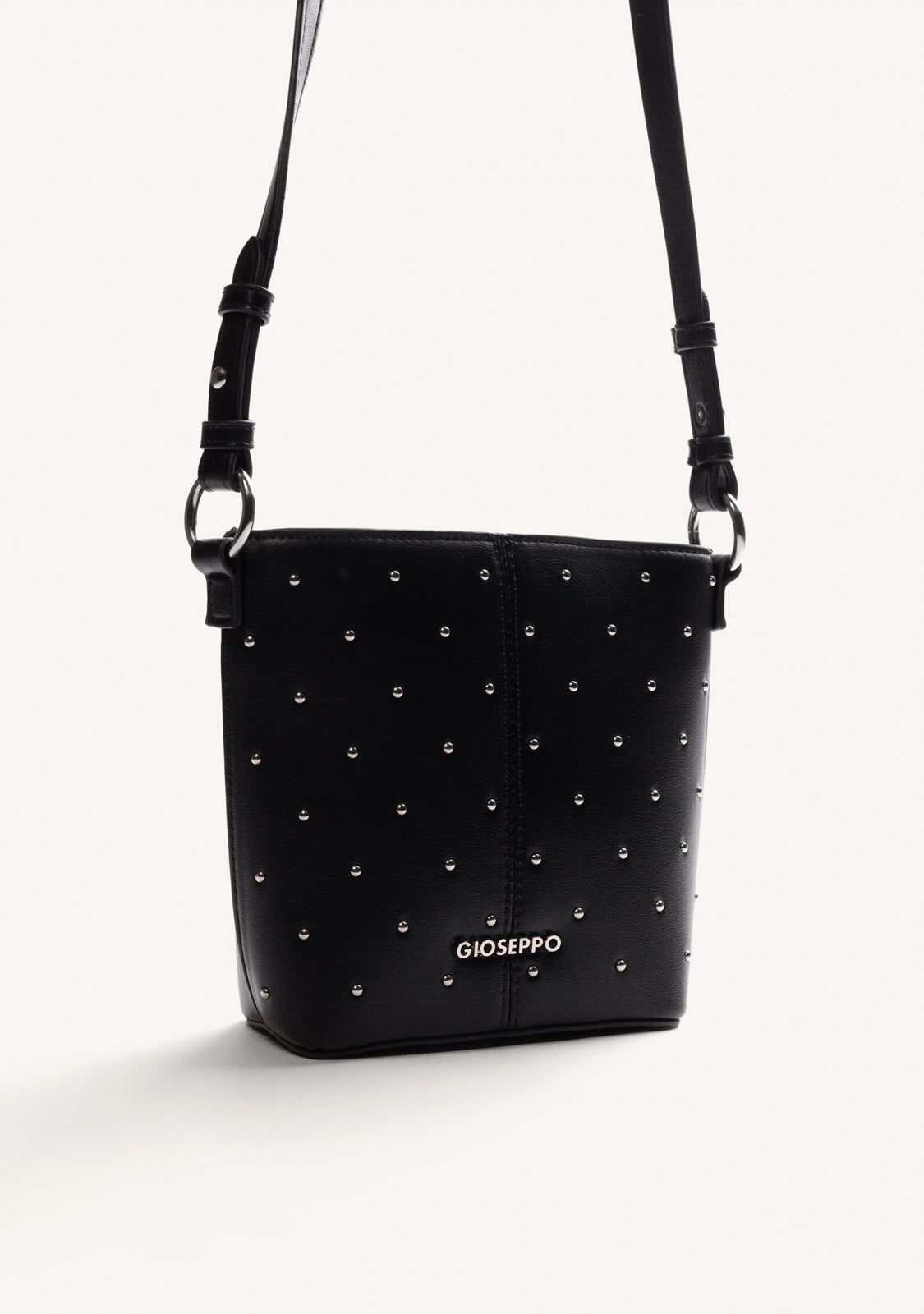 BOLSO BUCKET NEGRO TACHAS