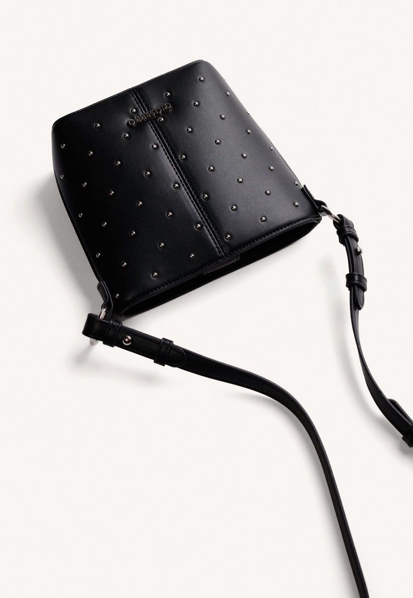BOLSO BUCKET NEGRO TACHAS
