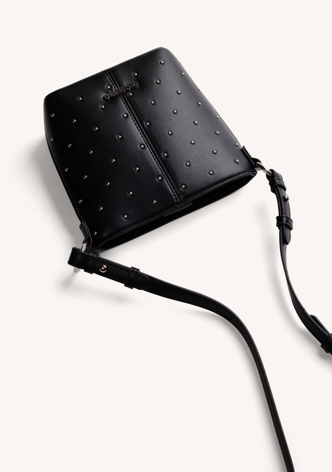 BOLSO BUCKET NEGRO TACHAS