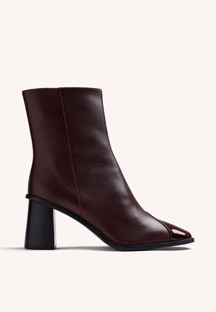 BOTINS PRETOS EM PELE
