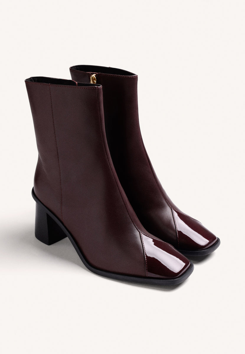 BOTINS PRETOS EM PELE