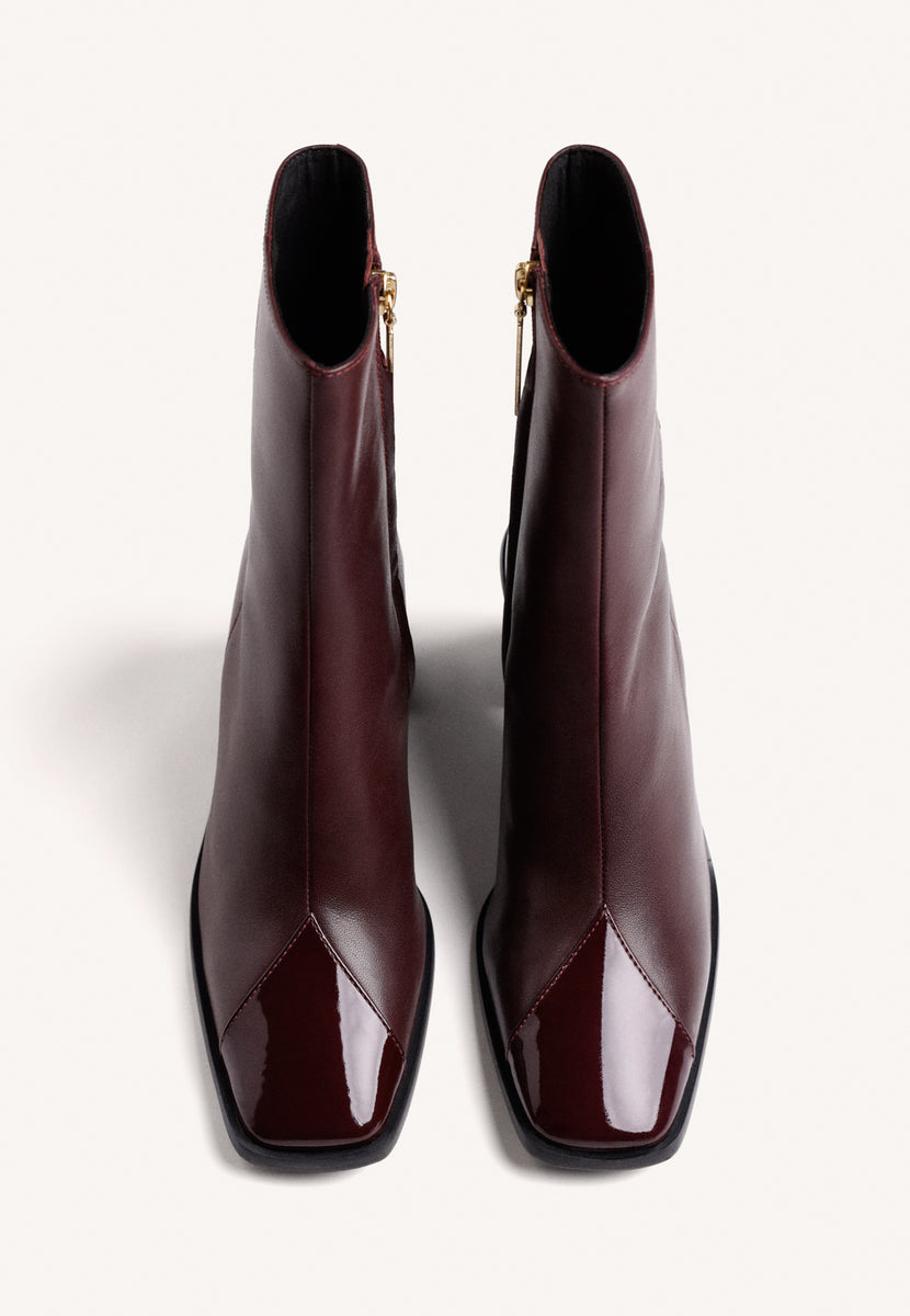 BOTINS PRETOS EM PELE