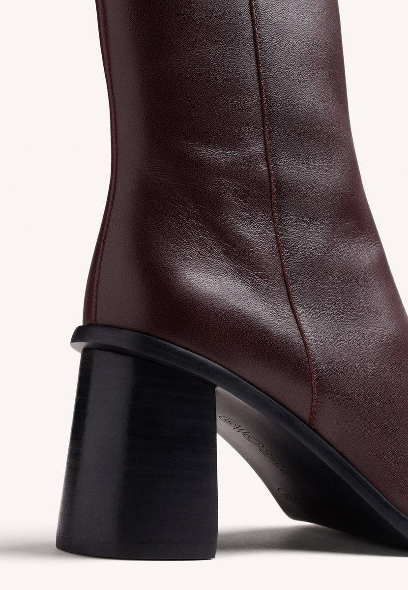 BOTINS PRETOS EM PELE