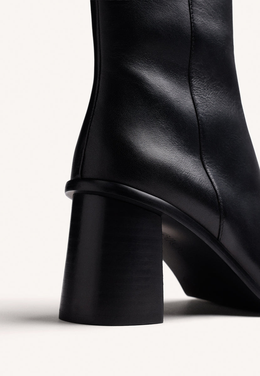 BOTINS BORDÔ EM COURO